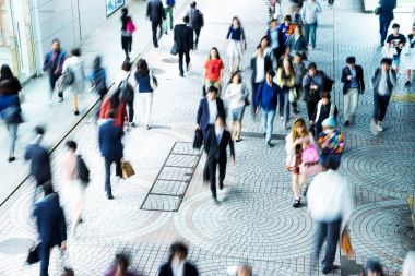 kalabalık insanlar gece Tokyo'da sokakta