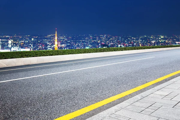 Lege wegnaar stadsgezicht van Tokyo bij nacht — Stockfoto