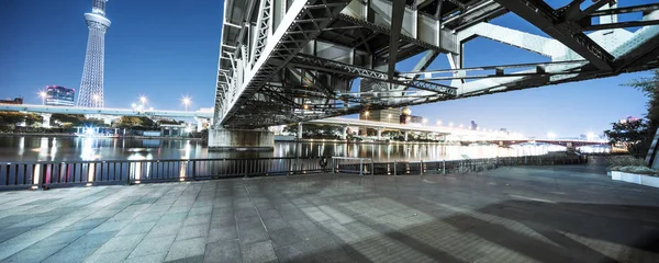 Lege verdieping met stadsgezicht van Tokyo bij nacht — Stockfoto