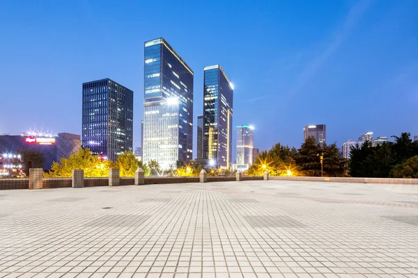 Piso de ladrillo vacío con edificios modernos —  Fotos de Stock