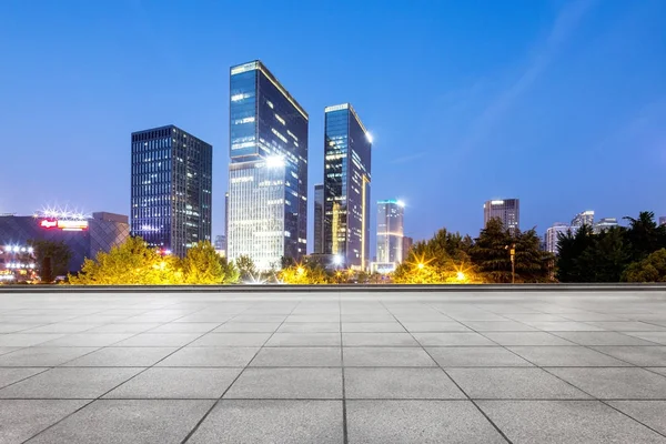 Piso de tijolo vazio com builidngs modernos — Fotografia de Stock