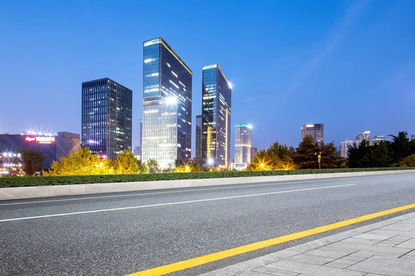 Empty road with modern buildings — Stock Photo, Image