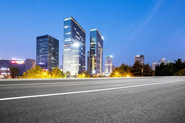 Lege weg met moderne gebouwen — Stockfoto