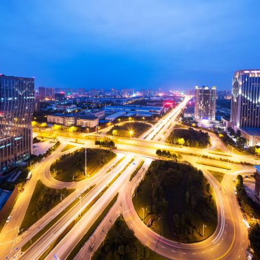 Işıklı yol Kavşağı'nda modern şehir