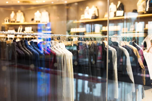 Yeni moda elbiseler alışveriş merkezi — Stok fotoğraf