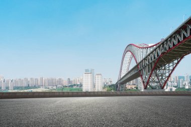 modern şehir Köprüsü yakınlarında boş yol