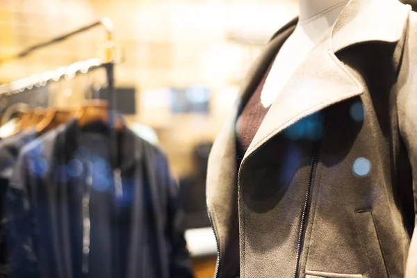 Ropa de moda nueva en el centro comercial — Foto de Stock