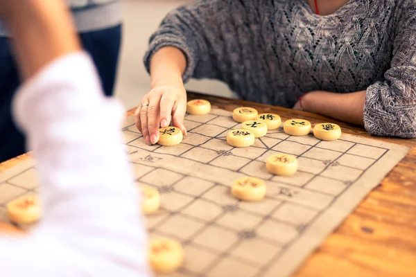 People playing chinese chess in park — Stock Photo, Image