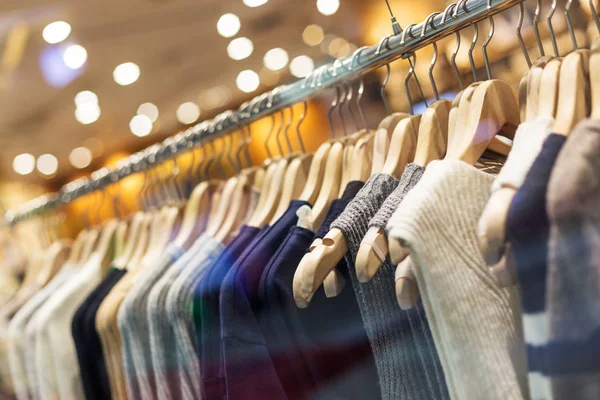 Nieuwe mode kleding in winkelcentrum — Stockfoto