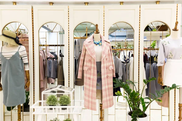 Nieuwe mode kleding in winkelcentrum — Stockfoto