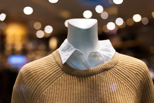 Nuovi vestiti di moda nel centro commerciale — Foto Stock