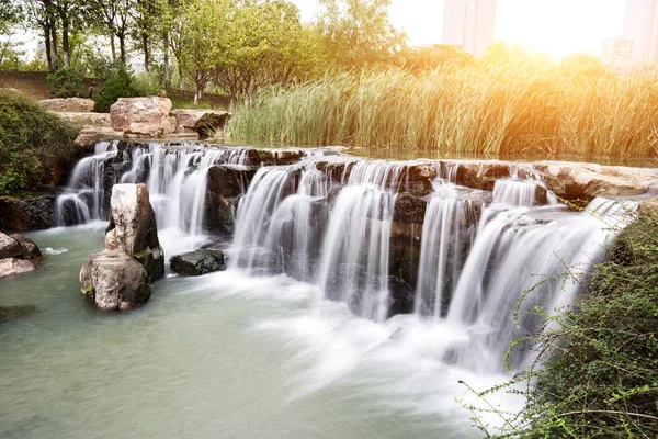 Hermosa cascada con rayo de sol — Foto de Stock