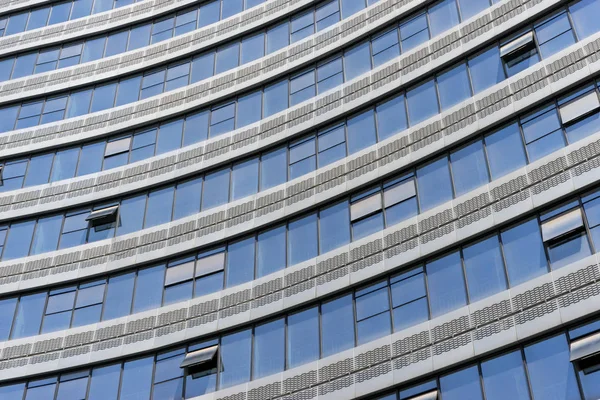 Modernes Bürogebäude mit Glaswand — Stockfoto