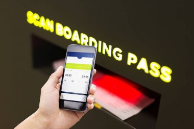 Havaalanında tarama biniş kartı ile cep telefonu
