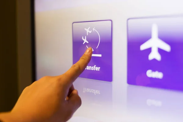 항공편 정보 디지털 화면을 터치 하는 손가락 — 스톡 사진