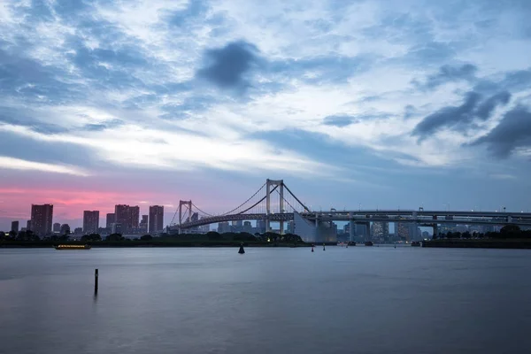 Pont suspendu moderne sur la rivière au crépuscule — Photo