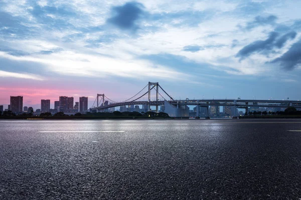 Route vide avec pont suspendu en ville — Photo