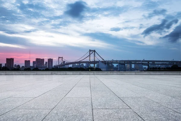 Empty pedestrians sidewalk with suspension bridge — Stock Photo, Image