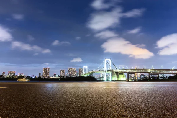 Route vide avec pont suspendu en ville — Photo