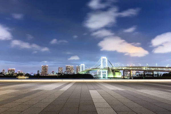 Lege voetgangers stoep met hangbrug — Stockfoto