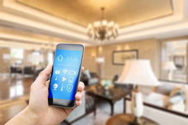 hareket eden telefon ile akıllı ev oturma odasında 