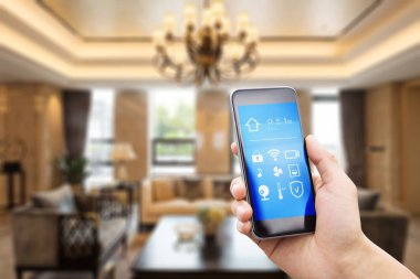 hareket eden telefon ile akıllı ev oturma odasında 