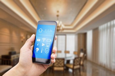 hareket eden telefon ile akıllı ev oturma odasında 