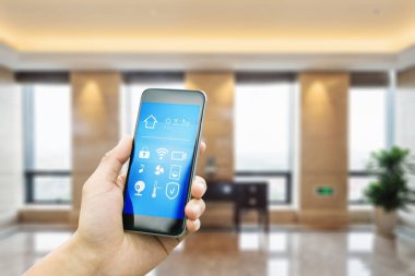 hareket eden telefon ile akıllı ev oturma odasında 