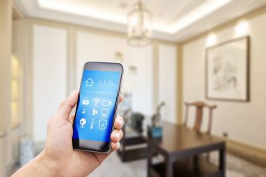 hareket eden telefon ile akıllı ev oturma odasında 