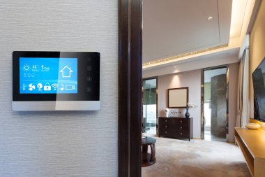 Yatak odasında akıllı ev ile dijital ekran