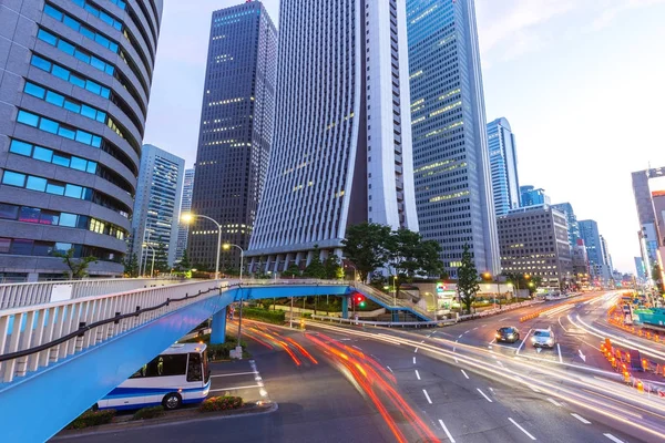 Traffico su strada nel centro della città moderna — Foto Stock