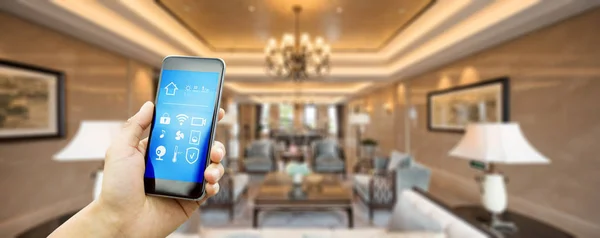 Мобильный телефон с гостиной в смарт-доме — стоковое фото