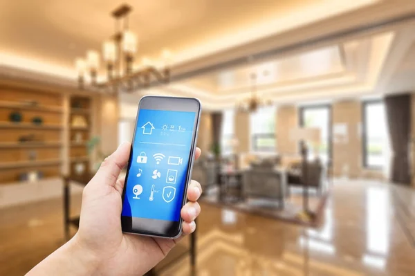 Telefone celular com sala de estar em casa inteligente — Fotografia de Stock