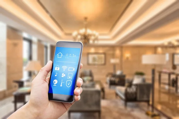 Telefone celular com sala de estar em casa inteligente — Fotografia de Stock