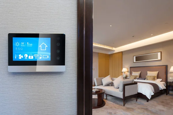 Écran numérique avec chambre à coucher dans la maison intelligente — Photo