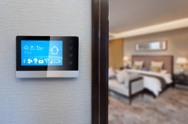 Yatak odasında akıllı ev ile dijital ekran