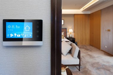 Yatak odasında akıllı ev ile dijital ekran