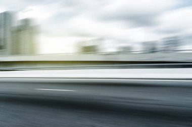 Boş yol ile modern şehir