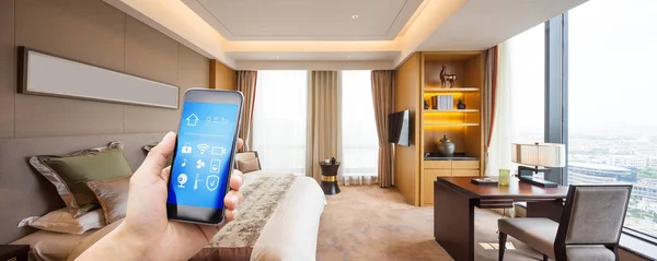 Ponsel dengan kamar tidur mewah di rumah pintar — Stok Foto