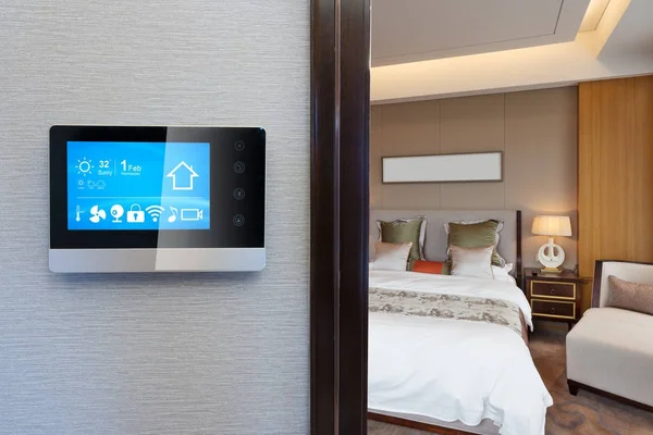 Schermo digitale con camera da letto in smart home — Foto Stock