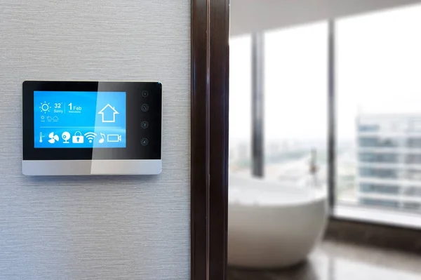 Écran Intelligent Sur Mur Avec Salle Bain Moderne Luxe Images De Stock Libres De Droits