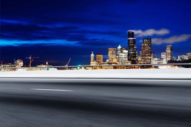 Cityscape ile boş yol 