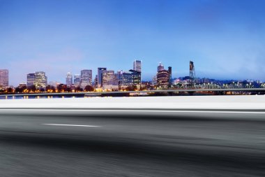 Cityscape ile boş yol 