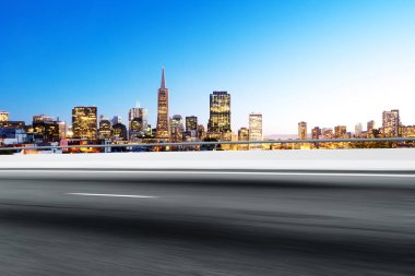 Cityscape ile boş yol 