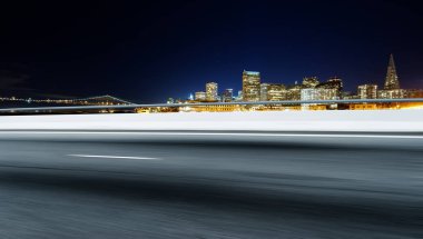Cityscape ile boş yol 
