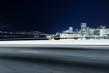 Cityscape ile boş yol 