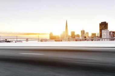 Cityscape ile boş yol 