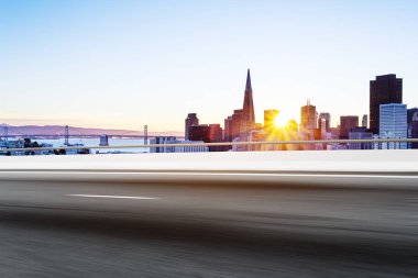 Cityscape ile boş yol 