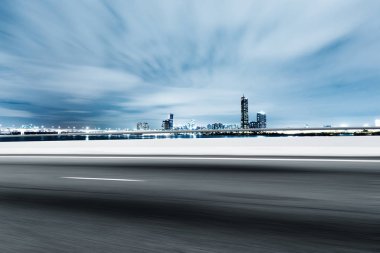 modern binalar ile boş yol 