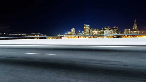 Strada vuota con paesaggio urbano — Foto Stock